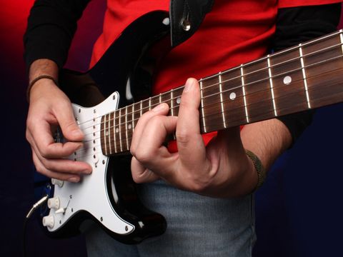 Mann spielt E-Gitarre