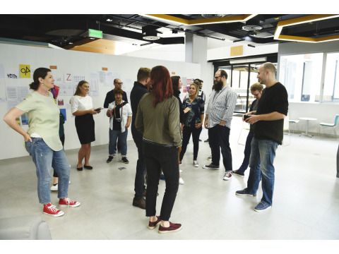 unterschiedliche Menschen stehen zusammen bei einem Workshop