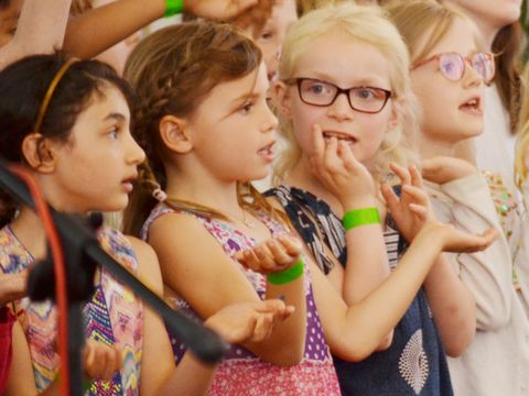 Kinderchor auf der Bühne beim Kunstfest 23