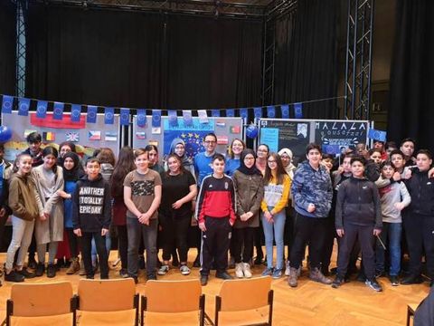 Schülerinnen und Schüler der Theodor-Heuss-Gemeinschaftsschule mit Bezirksbürgermeister Stephan von Dassel und der Europabeauftragten des Bezirks Mitte Marina Mantay (Bild: Bezirksamt Mitte)