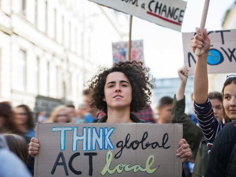 Menschen mit Plakaten auf der Demonstration zum Klimastreik