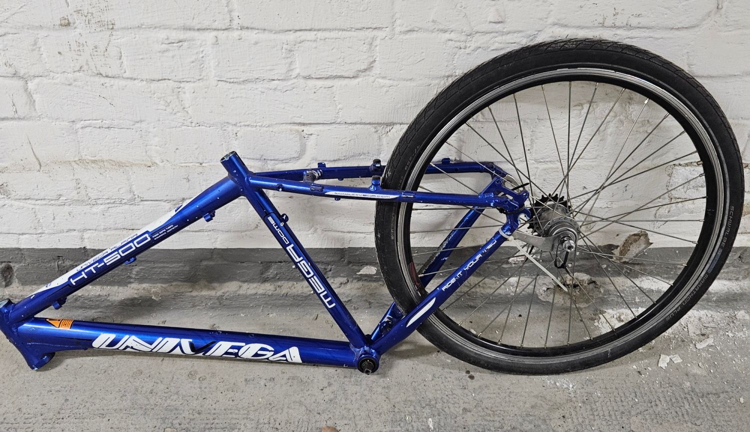 Blau-weißes Fahrradteil