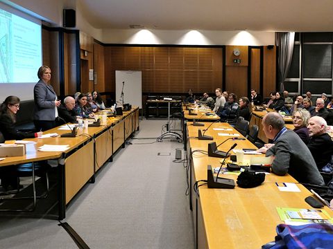 Podium und der volle Louise-Schröder-Saal zum Infabend Nachhaltige Erneuerung Südkreuz am 29.11.2023