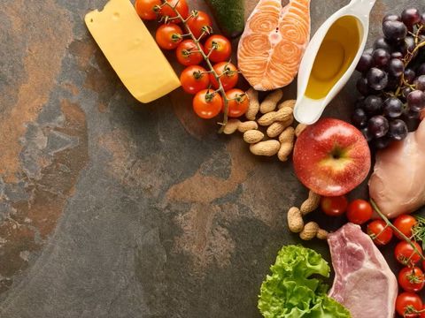 Gemüse, Käse Fisch Fleisch und Öl unverpackt auf einer Steinplatte
