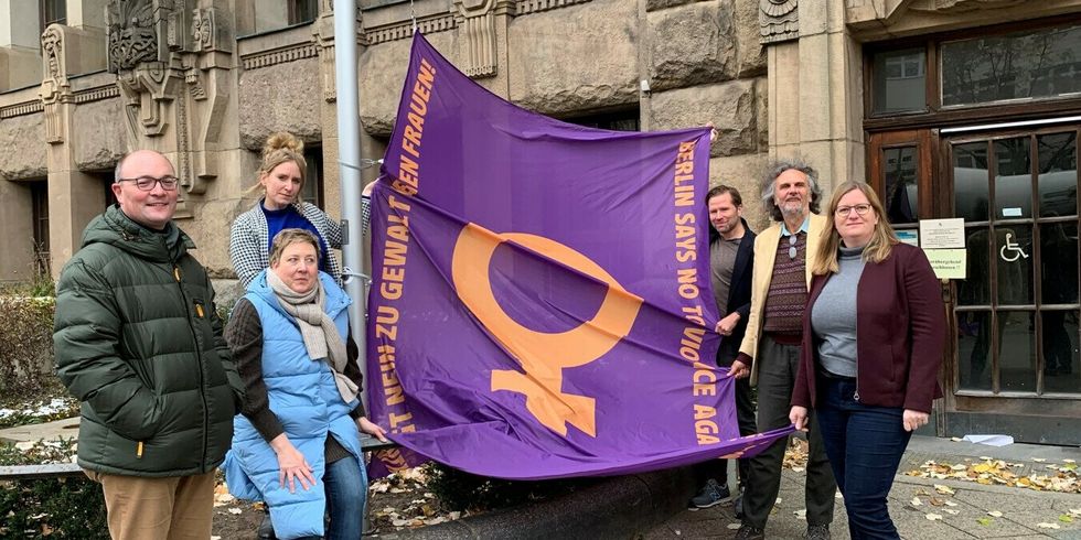 Fahnenhissung nein zu gewalt gegen frauen