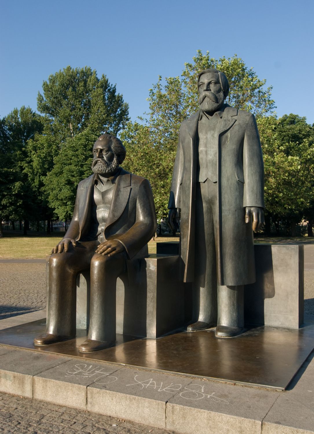 Marx-Engels-Denkmal