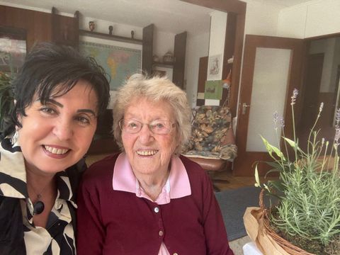 Lustig und charmant mit 102: Ilse Schendel. Bürgermeisterin Emine Demirbüken-Wegner gratuliert herzlich. (Bild: BA Rdf)