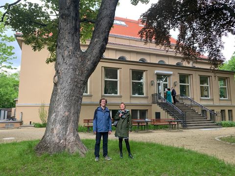 Markus Runge und Bettina Bofinger im Garten des Nachbarschaftshauses Urbanstraße