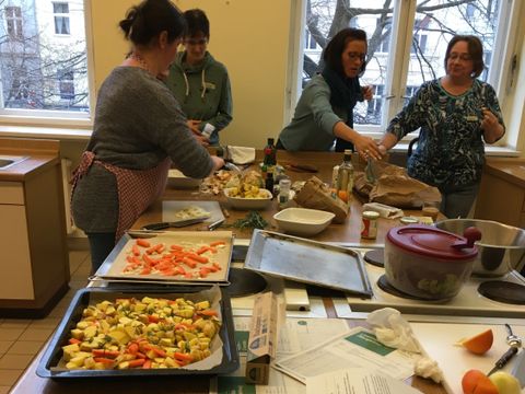 Mitarbeitende beim Kochkurs