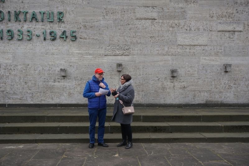 BzBm R. Naumann mit Frau Sieg an der Gedenkstätte Plötzensee