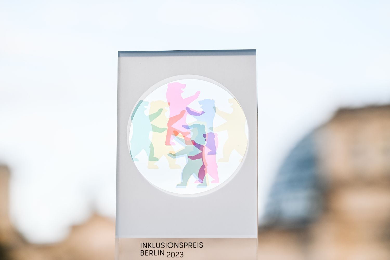 Preisobjekt Inklusionspreis. Im Hintergrund ist der Reichstag zu sehen.