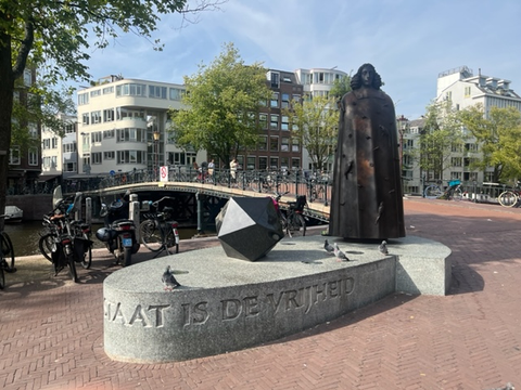 Statue des niederländischen Philosophen Baruch de Spinoza (Bild: Tanja Schulz)