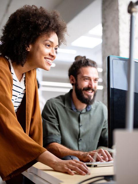 Zwei Personen arbeiten an einem Laptop
