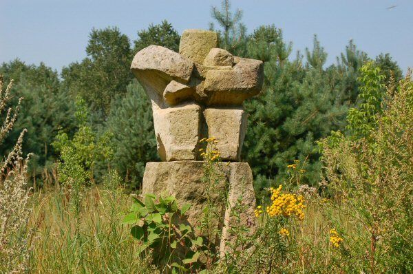 Steinskulptur in den Rieselfeldern