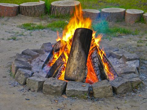 brennendes Lagerfeuer in Steinumrandung