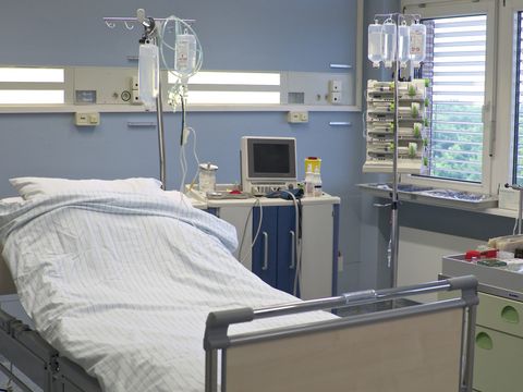 Behandlungszimmer mit Krankenbett und Messinstrumenten