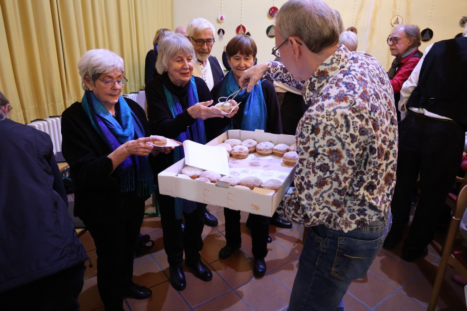 17. Dezember 2025: Freizeitstättenleiter Andreas Ohrt verteilt köstliche Sufganiyot (Pfannkuchen)