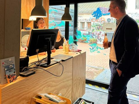 Finanzsenator Stefan Evers und Mitarbeiter*innen der Pop-Up-Bibliothek Else Ury (Bild: Bezirksamt Friedrichshain-Kreuzberg)