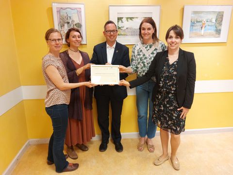 STERNENFISCHER erhält die Auszeichnung als Kompetenzzentrum für Lernen durch Engagement, (v.l.): Ute Clausner (Leiterin des Freiwilligenzentrums) Anna Shaposhnik (Koordinatorin Lernen durch Engagement beim STERNENFISCHER Freiwilligenzentrum), Oliver Igel (Bezirksbürgermeister von Treptow-Köpenick), Franziska Nagy (Stiftung Lernen durch Engagement) und Carolin Weingart (Bezirksstadträtin für Soziales, Gesundheit, Arbeit und Teilhabe)