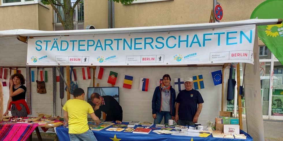 Die Europabeauftragte des Bezirks, Sonja Eichmann, mit ihrem eigenen Stand beim diesjährigen Fest der Demokratie