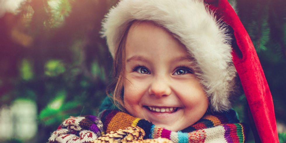 Kleines Mädchen mit einer Weihnachtsmütze