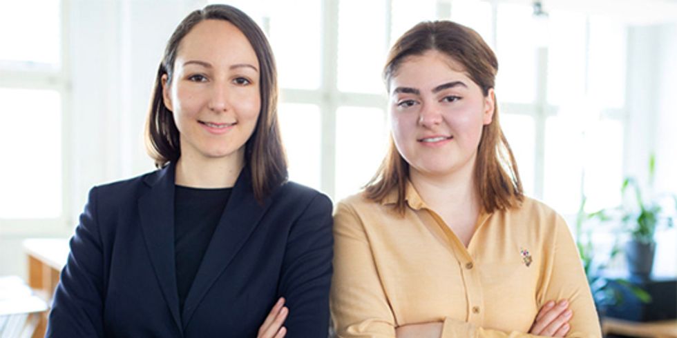 Das Team von ZkSystems vor Bürohintergrund