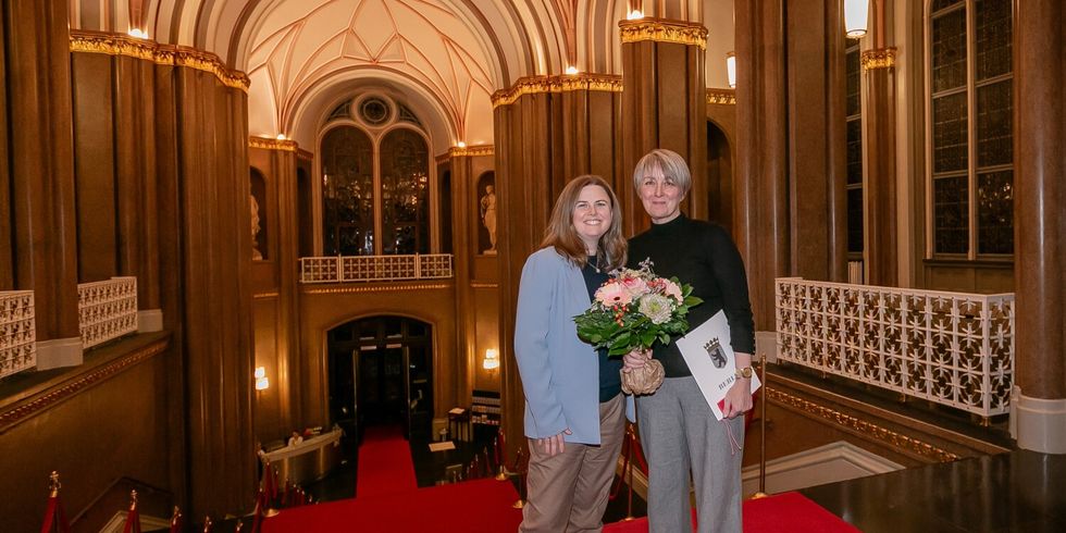 Bezirksbürgermeisterin Clara Herrmann und Preisträgerin Sandra Bauer bei der Verleihung der Ehrennadel im Roten Rathaus.