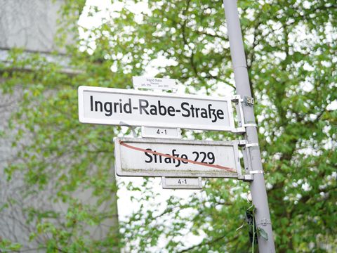Das enthüllte neue Straßenschild