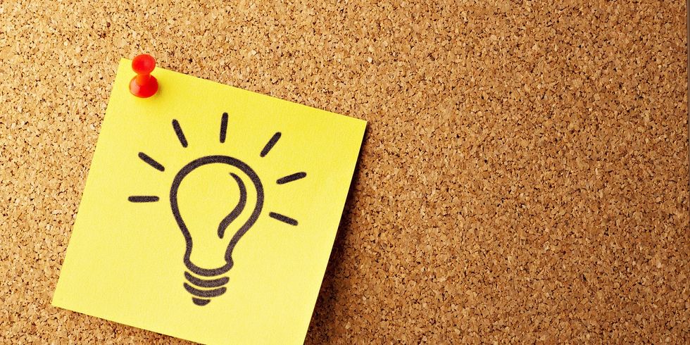 Glühbirne auf Korkwand