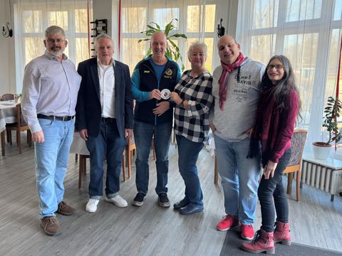Detlef Trappe (CDU-Fraktion), Johann Knapp (Kassenwart Abt. Tennis), Ralf Engelmann (Zeugwart & Öffentlichkeitsarbeit Abt. Tennis), Kerstin Köppen (BVV-Vorsteherin), Stefan Valentin (SPD-Fraktion), Andrea Behnke (Fraktion Bündnis 90/Die Grünen) (Bild: BA Reinickendorf)