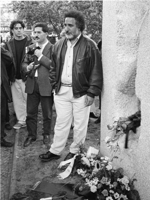Bildhauer Akbar Behkalam am Mahnmal für Cemal Kemal Altun, Hardenbergstraße, 22.Mai 1996.
