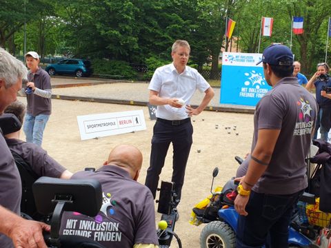 Sportstadtrat Tobias Dollase (parteilos, für CDU) begrüßte die Sportlerinnen und Sportler auf der Boule-Anlage und kam mit ihnen ins Gespräch. (Bild: BA Reinickendorf)