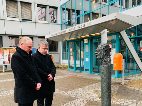 Der stellvertretende Bezirksbürgermeister Oliver Nöll und der für Schule, Sport und Facility Management zuständige Bezirksstadtrat Andy Hehmke gedenken vor dem Rathaus Kreuzberg.