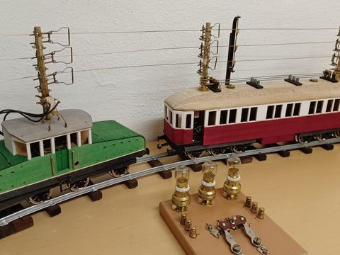 Modell der Drehstrombahn mit der dreipoligen Oberleitung, das in der Ausstellung zu sehen sein wird (Bild: Tilman Wagenknecht)