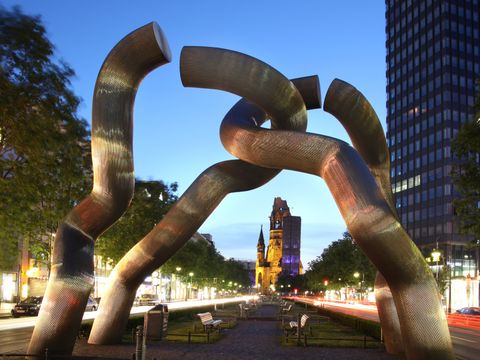 Tauentzienstraße mit Skulptur, im Hintergrund Gedächtniskirche