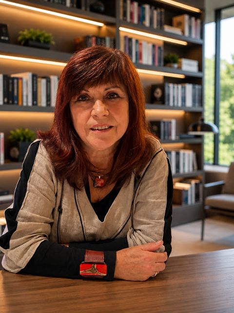 Portrait von Regine vor einem Bücherregal