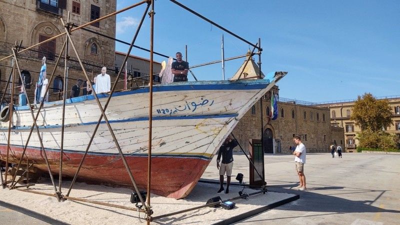 Großes Flüchtlingsboot in Freiluftausstellung