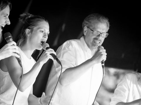 Die Musikgruppe "Village Voices" bei einem Live-Auftritt einer Veranstaltung (Bild: Uwe Hauth)