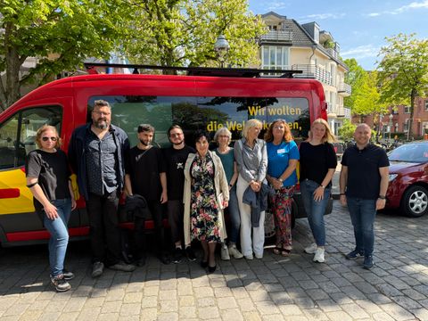 Mit einer Feier wurde auf dem Fellbacher Platz der mobile Jugendtreff in Reinickendorf Nord eingeweiht. (Bild: BA Reinickendorf)