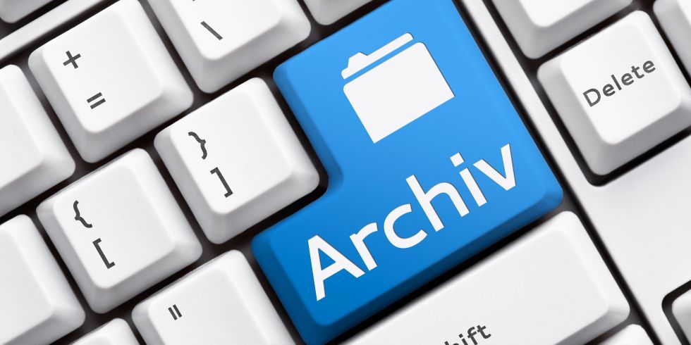 Tastatur mit blauer Enter-Taste Schriftzug "Archiv"
