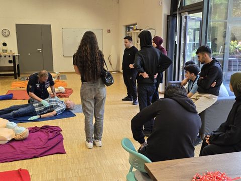 An speziellen Übungspuppen dürfen die Jugendlichen die Herzdruckmassage und Beatmung ausprobieren