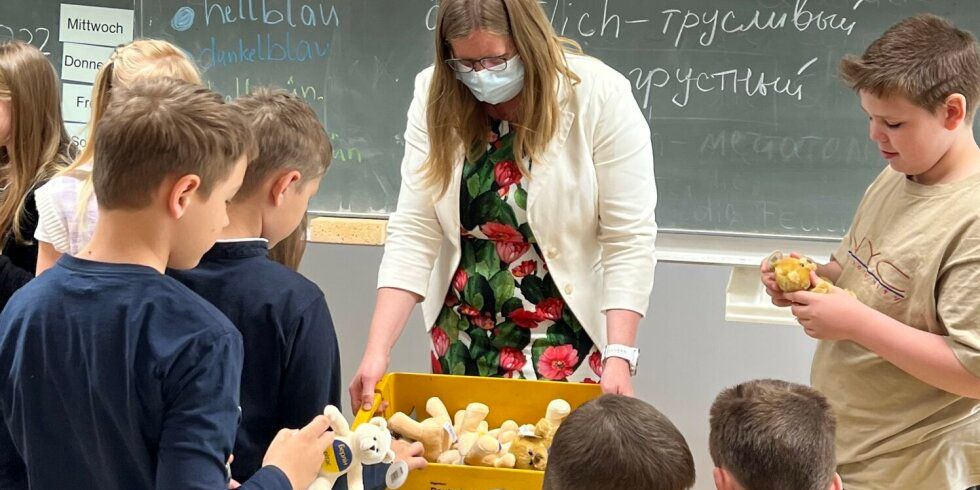 Schmitt-Schmlez besucht Willkommensklasse Dietrich-Bonhoeffer-Grundschule