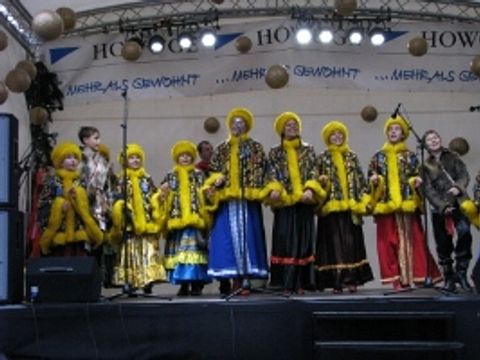 Der Chor Mladushka beim 18. Lichtermarkt auf der Bühne am Rathaus Lichtenberg.