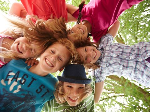 6 lachende Kinder