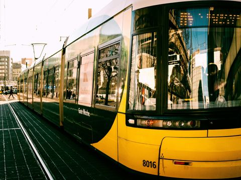 Tram fährt durch Berlin