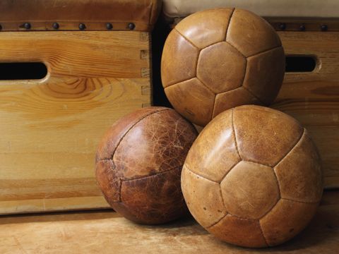 Medizinbälle und Kästen aus einer Sporthalle
