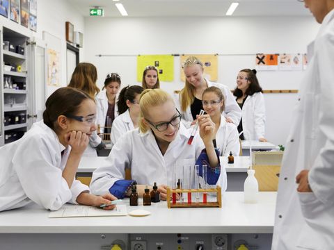 Schüler beim Experiment