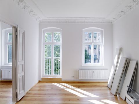 Leeres Zimmer in einem Altbau mit Holzdielen und Flügeltüren
