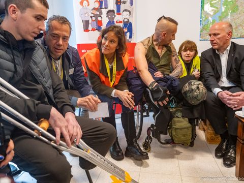 Der Regierende Bürgermeister von Berlin, Kai Wegner, begrüßte mit Sozialsenatorin Cansel Kiziltepe kriegversletzte Soldaten aus der Ukraine im Rahmen des Projekt "Prothesenzentrum Berlin-Kyiv"