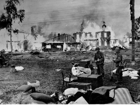 Deutsche Truppen in einem Vorort von Leningrad, September 1941